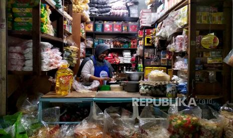 Pedagang sembako menjual minyak goreng kemasan di Pasar Beringharjo, Yogyakarta, Rabu (1/2/2023). Keberadaan minyak goreng kemasan Kementerian Perdagangan, Minyakita di Pasar Beringharjo mulai langka. Ada beberapa pedagang memiliki stock Minyakita hanya sedikit. Harga Minyakita yang awalnya Rp 14 ribu kini mencapai Rp 16 ribu per liter. Imbasnya pembeli mulai membeli minyak goreng curah yang dijual dengan harga Rp 14.500 per liter.