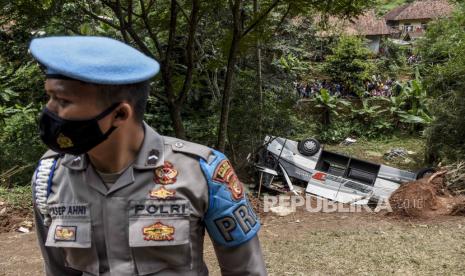 Warga menyaksikan kondisi bangkai bus pariwisata PO Sri Padma Kencana pascakecelakaan di kawasan Tanjakan Cae, Jalan Raya Wado-Malangbong, Kabupaten Sumedang, Kamis (11/3). Kecelakaan tunggal bus pariwisata PO Sri Padma Kencana dengan no pol T 7591 TB yang membawa rombongan peziarah dari sebuah sekolah tersebut mengakibatkan 27 penumpang bus meninggal dunia dan 39 penumpang selamat. Foto: Republika/Abdan Syakura