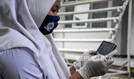 Pemerintah memperpanjang bantuan internet untuk siswa, mahasiswa, guru, dan dosen. Dalam perpanjangan bantuan itu pemerintah menganggarkan Rp 2,3 triliun.