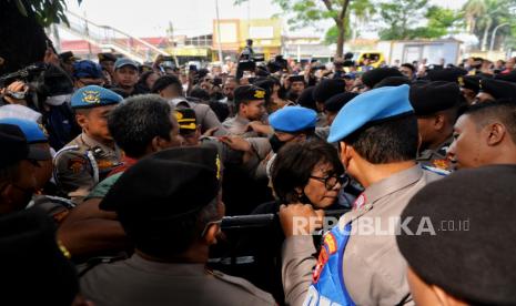 Massa pendukung Haris Azhar dan Fatia berkumpul di depan Gedung Pengadilan Negeri Jakarta Timur saat sidang lanjutan Terdakwa Direktur Eksekutif Lokataru Haris Azhar dan Kordinator KontraS Fatia Maulidiyanti di Jakarta, Kamis (8/6/2023). Sidang tersebut beragendakan mendengarkan keterangan saksi pelapor yakni Menteri Koordinator Bidang Kemaritiman dan Investasi (Menko Marves) Luhut Binsar Pandjaitan dalam kasus dugaan pencemaran nama baik terhadap dirinya dalam unggahan pada akun youtube milik Haris Azhar dengan judul Ada Lord Luhut di Balik Relasi Ekonomi-Ops Militer Intan Jaya!! Jenderal BIN Juga Ada!! yang diunggah pada Agustus 2021 lalu.