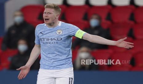 Isyarat Kevin De Bruyne dari Manchester City selama pertandingan sepak bola leg pertama semifinal Liga Champions antara Paris Saint Germain dan Manchester City di stadion Parc des Princes, di Paris, Prancis, Rabu, 28 April 2021.