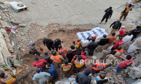 Petugas penyelamat di lokasi ledakan di sebuah Masjid, di Peshawar, Pakistan, Senin (30/1/2023) dini hari. Sedikitnya 28 jamaah tewas dan puluhan lainnya terluka dalam ledakan saat sholat di sebuah Masjid yang terletak di garis polisi di Peshawar, Ghulam Ali, Gubernur kata KPK provinsi.