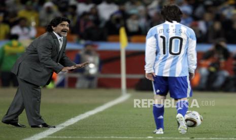 Dalam file foto 27 Juni 2010 ini, pelatih kepala Argentina Diego Maradona, kiri, memberikan instruksi kepada pemain Argentina Lionel Messi selama pertandingan sepak bola babak 16 besar Piala Dunia antara Argentina dan Meksiko di Soccer City di Johannesburg, Afrika Selatan. Hebat sepak bola Argentina yang termasuk di antara pemain terbaik yang pernah ada dan yang memimpin negaranya meraih gelar Piala Dunia 1986 sebelum kemudian berjuang dengan penggunaan kokain dan obesitas, meninggal karena serangan jantung pada Rabu, 25 November 2020, di rumahnya di Buenos. Aires. Dia berusia 60.