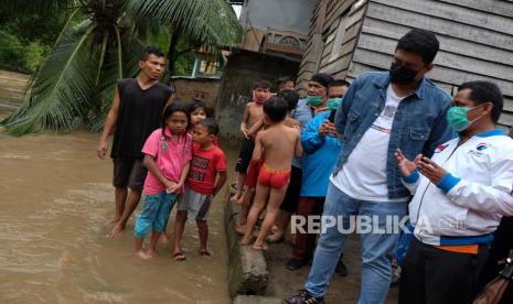 Calon Wali Kota Medan nomor urut dua Bobby Nasution (kedua kanan) saat meninjau lokasi banjir akibat meluapnya aliran Sungai Deli di Medan, Sumatera Utara, Rabu (30/9) lalu. Bobby Nasution meninjau lokasi banjir tersebut guna mendengarkan keluhan masyarakat yang tinggal di pinggiran sungai sekaligus mencari solusi untuk mengatasi banjir yang kerap terjadi di kawasan itu. 