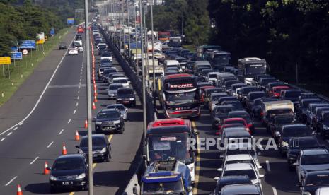 Sejumlah kendaraan terjebak macet di Tol Jagorawi menuju jalur wisata Puncak, Gadog, Kecamatan Ciawi, Kabupaten Bogor, Jawa Barat, Sabtu (21/1/2023). 