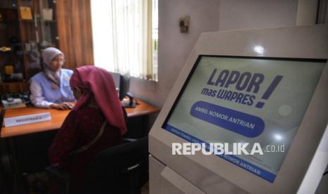 Petugas melayani warga regristrasi program lapor Mas wapres di Istana Wakil Presiden RI, Jakarta, Senin (11//11/2024). Wakil Presiden Gibran Rakabuming Raka meluncurkan program bernama Lapor Mas Wapres. Lewat program itu warga bisa menyampaikan keluhan, seran atau gagasan langsung. Layanan laporan di Istana Wakil Presiden itu dibuka pada senin hingga jumat mulai dari pukul 08.00 hingga 14.00 WIB. Selain itu, Wapres juga menfasilitasi laporan via WhatsApp di nomor 081117042207 sebagai alternatif laporan.