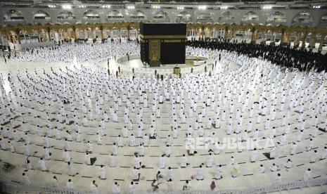 Pendaftaran Itikaf di Masjidil Haram Dimulai 1 Ramadhan. Foto:    Dalam foto yang dirilis oleh Saudi Press Agency, SPA ini, para jamaah Muslim melakukan sholat Laylat al-Qadr, Malam Ketetapan, pada malam 27 bulan suci Ramadhan, dengan tetap menjaga jarak sosial sebagai bagian dari pencegahan terhadap virus corona di dalam negeri. Masjidil Haram, di kota suci Muslim Mekkah, Arab Saudi, Sabtu, 8 Mei 2021.