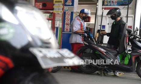 Seorang petugas mengisi bahan bakar minyak (BBM) jenis Pertamax ke salah satu kendaraan di stasiun pengisian bahan bakar umum (SPBU) di kawasan Kuningan, Jakarta, Rabu (30/3/2022). Komisi VI DPR RI mendukung penyesuaian harga BBM non subsidi mengikuti harga keekonomian minyak dunia untuk menjamin kesehatan keuangan Pertamina dalam menjalani penugasan pemerintah.Prayogi/Republika.