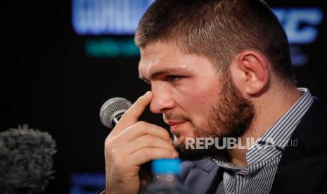  Pejuang seni bela diri campuran Rusia (MMA), pemegang gelar ringan UFC Khabib Nurmagomedov menghadiri konferensi pers di Moskow, Rusia, 02 Desember 2020. Nurmagomedov mengatakan dia tidak berniat mundur dari keputusan pensiunnya yang diumumkan pada 24 Oktober 2020 setelah mengalahkan Justin Gaethje dari AS dan mempertahankan gelar ringannya di UFC 254 di Abu Dhabi.