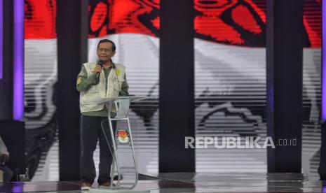 Cawapres nomor urut 3 Mahfud MD saat Debat Keempat Pilpres 2024 di Jakarta Convention Center (JCC), Jakarta, Ahad (21/1/2024). 