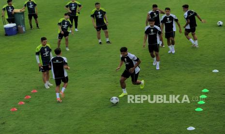 Pemain Timnas Indonesia mengikuti sesi latihan di Lapangan A Kompleks Stadion Utama Gelora Bung Karno (SUGBK) Jakarta, Sabtu (31/8/2024). Sesi latihan tersebut digelar sebagai persiapan laga putaran ketuga Kualifikasi Piala Dunia 2026 melawan Arab Saudi pada 5 September mendatang. Dalam sesi latihan tersebut dihadiri oleh 11 pemain dan 1 kiper absen Adi Satryo.  Pada laga melawan Arab Saudi di Stadion King Abdullah Sport City, Jeddah, Pelatih Shin Tae Yong memanggil 26 pemain dan 14 pemain lainnya yang berkiprah di luar negeri akan langsung bergabung di Jeddah pada tanggal 1 dan 2 September.