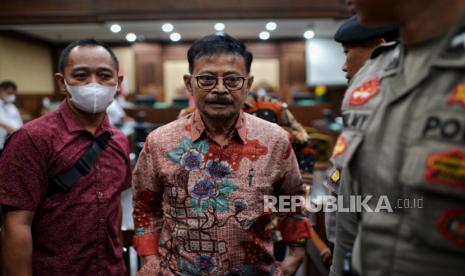 Terdakwa kasus pemerasan dan gratifikasi Syahrul Yasin Limpo saat menjalani sidang lanjutan di Pengadilan Tipikor, Jakarta, Rabu (29/5/2024). Sidang lanjutan mantan Menteri Pertanian itu beragenda mendengarkan keterangan saksi diantaranya istri terdakwa Ayun Sri Harahap, anaknya Kemal Redindo hingga cucunya Andi Tenri Bilang Radisyah Melati. Selain itu, jaksa penuntut umum (JPU) juga akan menghadirkan sejumlah saksi baru diantaranya penyanyi dangdut Nayunda Nabila Nizrinah, staf dan sopir di kementerian pertahanan Yuli Yudiyani Wahyuningsih dan Oky Anwar Djunaidi, pengurus rumah tangga Nurhabibah Al Majid hingga Bendahara Umum Partai Nasdem, Ahmad Sahroni.