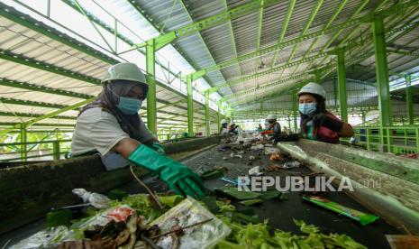 Pekerja memilah sampah yang masih memiliki nilai ekonomi di Tempat Pembuangan Sampah Terpadu Reduce Reuse Recycle (TPS 3R) Balak, Banyuwangi, Jawa Timur, Kamis (27/6/2024). TPS 3R Balak yang mulai beroperasi tahun 2022 itu memiliki kapasitas 80 ton per hari dengan target dapat mengurangi 3.500 ton CO2 untuk turut serta mencegah perubahan iklim. 