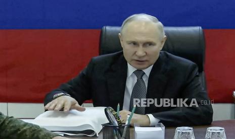 A handout still image taken from handout video provided by Kremlin.ru shows Russian President Vladimir Putin visiting the headquarters of the ‘Dnieper’ army group in the Kherson Region, 18 April 2023. Putin made working trips to the headquarters of the Dnieper grouping of troops in the Kherson direction and to the headquarters of the Vostok National Guard in the Luhansk People