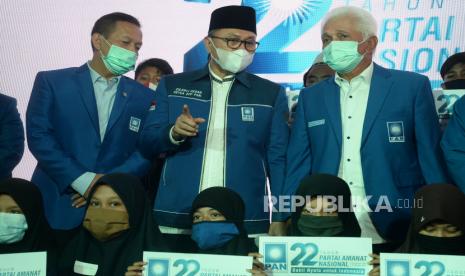 Ketua Umum PAN Zulkifli Hasan (tengah) berbincang dengan Ketua MPP PAN Hatta Rajasa (kanan) dan Ketua Dewan Kehormatan Soetrisno Bachir (kiri) disela acara peringatan HUT ke-22 PAN di Jakarta, Ahad (23/8). Acara peringatan HUT ke-22 PAN dengan tagline Bakti Nyata Untuk Indonesia ini dihadiri oleh petinggi PAN namun acara tetap digelar secara daring dengan DPW dan DPD Se-Indonesia.Prayogi/Republika  