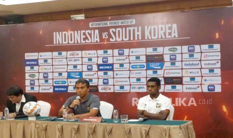 Pelatih timnas Indonesia U-17 Bima Sakti bersama kapten tim Iqbal Gwijangge saat konferensi pers menjelang uji coba internasional vs Korsel U-17 di Jakarta, Selasa (29/8/2023). 