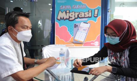 Petugas melayani nasabah mengaktivasi kartu ATM setelah migrasi rekening ke Bank Syariah Indonesia (BSI) di Kantor cabang BSI Arivai Palembang, Sumatra Selatan, Kamis (17/6/2021). BSI menggelar migrasi rekening massal dari tanggal 14 Juni hingga 30 Juni 2021 bagi para nasabah eks BRI Syariah dan BNI Syariah di tiap kantor cabang wilayah Provinsi Sumbar,Sumsel, Bengkulu, Jambi, dan Bangka Belitung. 