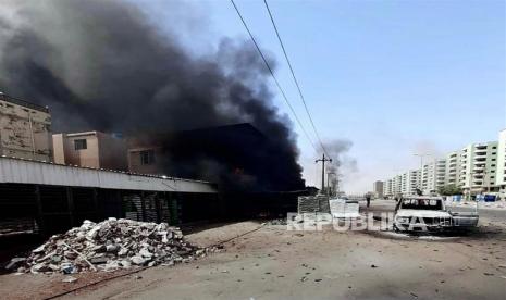  Foto selebaran yang disediakan oleh KBRI Khartoum KBRI Khartoum menunjukkan jalan yang rusak akibat pertempuran di Khartoum, Sudan, Ahad (23/4/2023) (diterbitkan Senin (24/4/2023). Pemerintah Indonesia memulai proses evakuasi WNI dari Sudan. Proses evakuasi sedang dikoordinasikan dengan pemerintah negara tetangga Sudan.