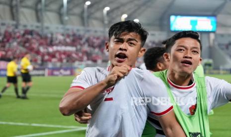 Pemain Timnas U-23 Indonesia Pratama Arhan melakukan selebrasi seusai berhasil melakukan tendangan penalti saat melawan Timnas U-23 Korea Selatan pada babak perempat final Piala Asia U-23 2024.