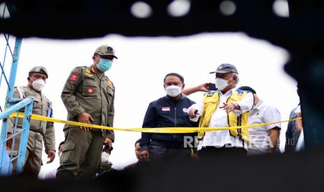 Menteri Pekerjaan Umum dan Perumahan Rakyat (PUPR) Basuki Hadimuljono (kanan) didampingi Menteri Pemuda dan Olahraga (Menpora) Zainudin Amali (dua dari kanan) meninjau stadion Kanjuruhan, Malang, Jawa Timur, Kamis (13/10/2022). Kementerian PUPR juga menerjunkan tim Komisi Keandalan Bangunan Gedung (KKBG) untuk melakukan audit kelayakan pada bangunan stadion tersebut agar tragedi Kanjuruhan tidak terulang kembali. 