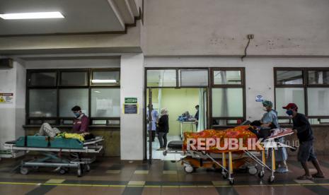 Keluarga pasien bersama petugas kesehatan membawa pasien ke ruang Instalasi Gawat Darurat (IGD) Rumah Sakit Dokter Hasan Sadikin (RSHS), Kota Bandung, Ahad (13/6). Berdasarkan data dari Pusat Informasi dan Koordinasi Covid-19 Provinsi Jawa Barat (Pikobar) pada (12/6), tingkat keterisian tempat tidur atau bed occupancy rate (BOR) rumah sakit yang melayani Covid-19 dan tidak melayani Covid-19 telah mencapai 67,31 persen dengan rincian sebanyak 9.120 dari total 13.550 tempat tidur telah terisi. Foto: Republika/Abdan Syakura