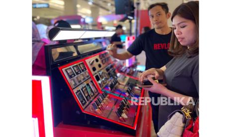 Revlon meluncurkan berbagai inovasi produk lengkap dari ujung rambut hingga ujung jari kaki, mulai dari produk baru Colorstay Satin InkTM Liquid Lipcolor, Colorstay LongwearTM Makeup, Colorstay Suede InkTM Lipstick dan produk viral SuperlustrousTM Glass Shine Lipstick, serta pilihan warna yang lebih bervariasi untuk Hair Color Colosilk Beautiful ColorTM dan UHD Snap!TM Nail Polish. 