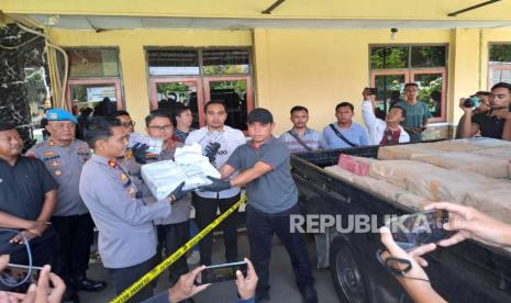 Petugas Polsek Jatibarang jajaran Polres Indramayu berhasil menggagalkan pengiriman satu juta butir petasan ke Banten. Barang bukti petasan itu ditunjukkan dalam Konferensi Pers di Mapolres Indramayu, Selasa (2/4/2024). 