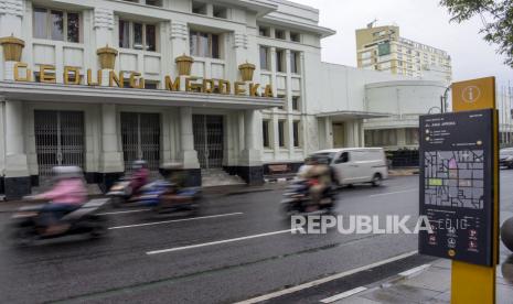 Sejumlah kendaraan melintas di Kawasan Asia Afrika, Kota Bandung, Jumat (19/11). Empat negara menjadi contoh bagi satgas dalam mengendalikan kasus Covid-19 di Tanah Air.