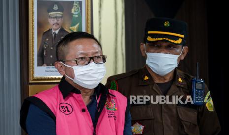 Buronan Kejaksaan Agung Adelin Lis dihadirkan saat konferensi pers terkait pemulangan DPO Adelin Lis di Aula Penerangan Hukum Kejaksaan Agung, Jakarta, Sabtu (19/6). Buronan kejaksaan agung selama 13 tahun tersebut ditangkap otoritas Bandara Singapura dan dipulangkan secara deportasi akibat menggunakan paspor dengan data palsu. Adelin Lis terlibat kasus pembalakan liar dan dijatuhi hukuman 10 tahun penjara serta denda Rp119 miliar oleh Mahkamah Agung pada 2008. Republika/Thoudy Badai