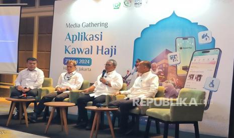 Staf Khusus Menteri Agama Bidang Komunikasi dan Media Wibowo Prasetyo, Kepala Biro Humas, Data, dan Informasi Kemenag Akhmad Fauzin, Kepala Subdirektorat Data dan Siskohat Ditjen PHU Kemenag Hasan Afandi, dan Kasubdit TIK Pinmas Kemenag Irfan Sembiring saat saat mengumumkan telah diluncurkannya aplikasi Kawal Haji di Jakarta, Senin (27/5/2024).