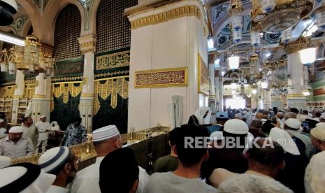 Umat muslim mengantre untuk berziarah ke makam Nabi Muhammad SAW dan dua sahabatnya Abu Bakar dan Umar bin Khattab di Masjid Nabawi, Madinah, Arab Saudi, Kamis (4/5/2023). PPIH Urus Tasreh Jamaah Haji Indonesia Masuk Raudhah