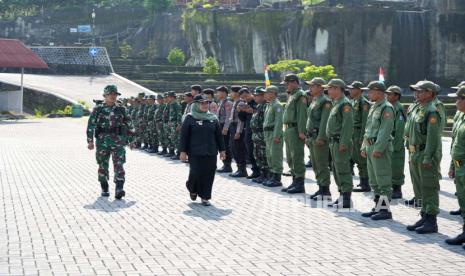 Bupati Sleman Kustini Sri Purnomo membuka program TNI Manunggal Membangun Desa (TMMD) Sengkuyung 2024 di Lapangan Breksi, Sambirejo, Prambanan, Kabupaten Sleman, Selasa (20/2/2024). 