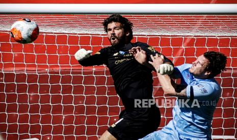 Alliso Becker menghalau bola pada laga Liverpool vs Burnley di Stadion Anfield, Sabtu (11/7).