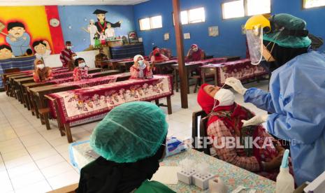 Guru mengikuti tes Swab antigen di SD Negeri Samirono, Yogyakarta, Kamis (21/10). Tes Swab antigen untuk guru dan murid ini untuk mengetahui kesehatan siswa dan guru saat uji coba pembelajaran tatap muka (PTM). Tes ini diadakan acak di beberapa sekolah di Yogyakarta.