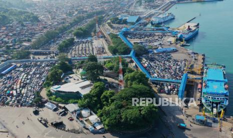 Antrean kendaraan yang akan memasuki kapal ferry di Pelabuhan Merak, Cilegon, Banten, Ahad (7/4/2024).