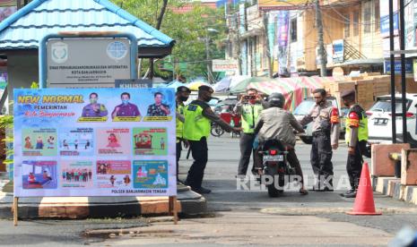 Sejumlah personel kepolisian berjaga di pintu masuk Pasar Sudimampir di Banjarmasin, Kalimantan Selatan, Senin (1/6/2020). Pemerintah Kota Banjarmasin memberlakukan kondisi Tanggap Darurat COVID-19 Pascapemberlakuan PSBB yang berakhir Minggu (31/5) kemarin serta memberikan edukasi protokol kesehatan yang merupakan tahapan menuju tatanan normal baru (New Normal) kepada masyarakat