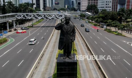 Suasana arus lalu lintas yang lengang pada masa Pembatasan Sosial Berskala Besar (PSBB) di kawasan Sudirman, Jakarta, Senin (13/4). Republika/Putra M