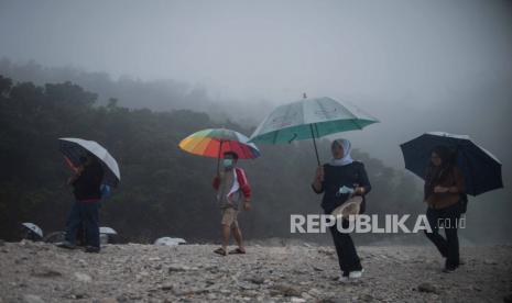 Wisatawan beraktivitas di kawasan wisata alam Kawah Putih, Ciwidey, Kabupaten Bandung, Jawa Barat, pada liburan Nataru di tahu 2020. Republika/Thoudy Badai