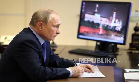 Presiden Rusia Vladimir Putin berbicara melalui konferensi video selama pertemuan dengan Kepala Republik Udmurt Alexander Brechalov, di kediaman Novo-Ogaryovo di luar Moskow, Rusia, Selasa, 31 Mei 2022. Pemerintah Rusia mengakui, sanksi yang dijatuhkan Barat terhadap mereka terkait serangan ke Ukraina memiliki dampak keras di bidang ekonomi.