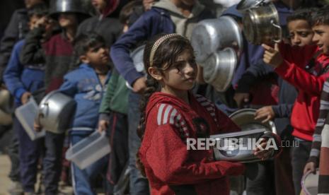 Anak-anak pengungsi Palestina antre untuk menerima makanan yang disediakan oleh relawan di kota Deir Al Balah, Jalur Gaza Selatan, Sabtu (24/2/2024). Sebanyak 1,9 juta orang telah mengungsi di Gaza akibat konflik berkepanjangan. Badan Bantuan dan Pekerjaan PBB untuk Pengungsi Palestina (UNRWA) menyatakan sebagian besar warga sipil di Gaza sangat membutuhkan bantuan kemanusiaan.