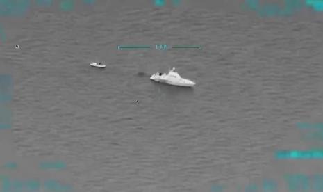 Sebuah drone milik angkatan laut Turki merekam rekaman pasukan Yunani secara ilegal mendorong kembali sebuah kapal yang membawa migran gelap ke perairan teritorial Turki