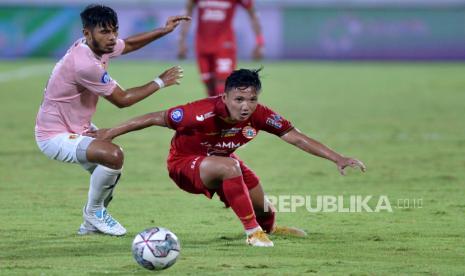 Pesepak bola Persija Jakarta Syahrian Abimanyu (kanan) berebut bola dengan pesepak bola Persik Kediri Marwin Janver Angeles (kiri) saat pertandingan Liga 1 di Stadion Kapten I Wayan Dipta, Gianyar, Bali, Sabtu (19/2/2022). 