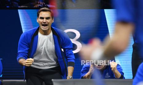 Anggota Tim Eropa Roger Federer bereaksi setelah timnya memenangkan poin penting selama pertandingan ganda antara Jack Sock dari Tim Dunia dan Felix Auger-Aliassime dan Andy Murray dan Matteo Berrettini dari Tim Eropa di turnamen tenis Piala Laver di O2 Arena di London, Inggris, 25 September 2022.