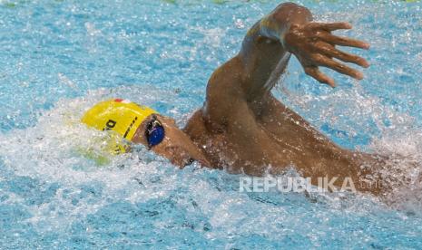 Atlet renang putra Jawa Barat Triadi Fauzi Sidiq memacu kecepatan saat bertanding pada final Renang 100 meter Gaya Bebas Putra PON Papua di Stadion Akuatik, Kampung Harapan, Kabupaten Jayapura, Papua, Selasa (12/10/2021). Triadi Fauzi Sidiq berhasil meraih medali emas dengan catatan waktu 51.03 detik. 