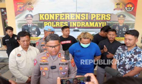 Polres Indramayu mengamankan tersangka penembakan dengan senjata kejut listrik di Desa Sukaurip, Kecamatan Balongan, Kabupaten Indramayu. 