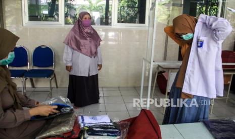 Belajar Tatap Muka Sekolah Muhammadiyah Tunggu Kondisi Aman. Foto: Seorang siswa mencoba seragam sekolah saat mengambil seragam siswa baru di SMA Muhammadiyah 2 (Smamda) Sidoarjo, Jawa Timur, Rabu (10/6/2020). Penerimaan peserta didik baru (PPDB) tahun ajaran 2020/2021 untuk jenjang TK, SD, SMP dan SMA menerapkan protokol kesehatan sebagai upaya mencegah penyebaran COVID-19