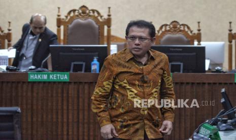 Terdakwa kasus dugaan suap dan gratifikasi pengurusan perkara di Mahkamah Agung (MA) Hasbi Hasan usai menjalani sidang pembacaan putusan di Pengadilan Tipikor, Jakarta, Rabu (3/4/2024). Mantan Sekretaris Mahkamah Agung (MA) tersebut divonis hukuman enam tahun, Hukuman ini jauh lebih ringan dari tuntutan jaksa KPK.