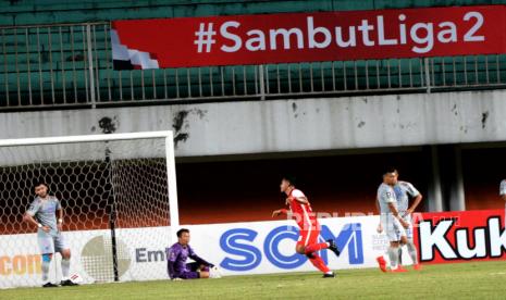 Penyerang Persija Taufik Hidayat melakukan selebrasi usai mencetak gol ke gawang Persib saat pertandingan final pertama Piala Menpora 2021 di Stadion Maguwoharjo, Sleman, Yogyakarta, Kamis (22/4). Pada babak pertama Persib tertinggal 0-2 dari Persija. Gol Persija dicetak oleh Braif Fatari dan Tufik Hidayat.