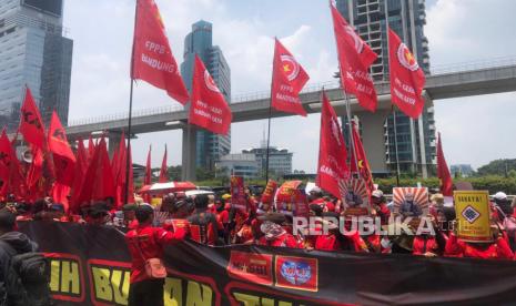 Para buruh dari berbagai serikat berunjuk rasa tolak Permenaker No 5 Tahun 2023 di Kantor Kemnaker, Jakarta. Aksi kali ini, membuat kemacetan panjang di Jalan Gatot Subroto, Kuningan, Selasa (21/3/2023).