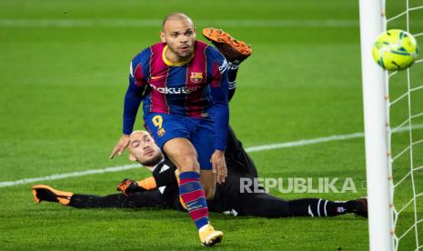  Penyerang Barcelona asal Denmark Martin Braithwaite (depan).